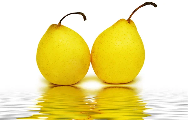 Dvě žluté hrušky izolovaných na bílém — Stock fotografie