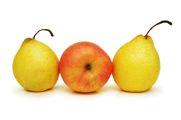 Iki sarı armut ve elma üzerine beyaz izole — Stok fotoğraf