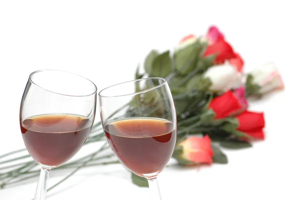 Dois copos de vinho e rosas no fundo — Fotografia de Stock