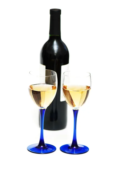 Deux verres de vin et bouteille isolés sur blanc — Photo