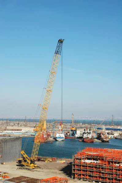 Кран на строительной площадке в порту — стоковое фото