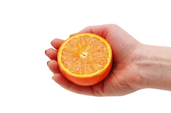 Mão segurando metade laranja cortado isolado no branco — Fotografia de Stock