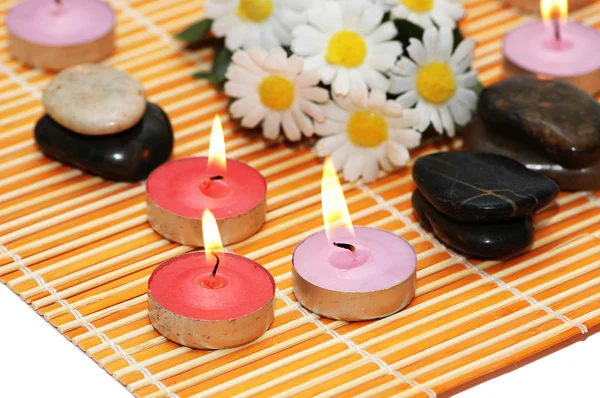 Kaarsen, bloemen en kiezels voor aromatherapie behandeling — Stockfoto
