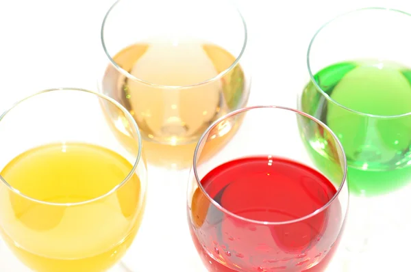 Trois liqueurs de couleur isolées sur du blanc - reflets délibérés — Photo