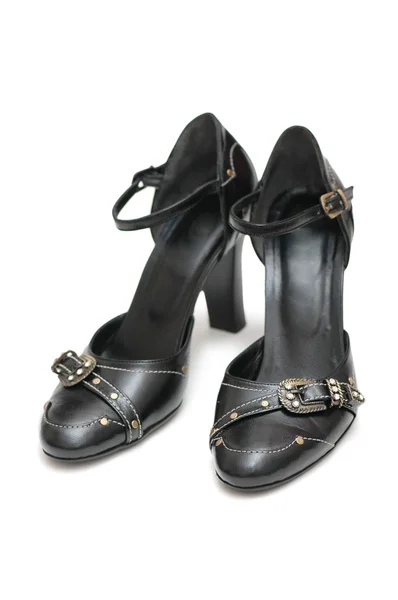Coppia di scarpe in pelle nera isolate su bianco — Foto Stock