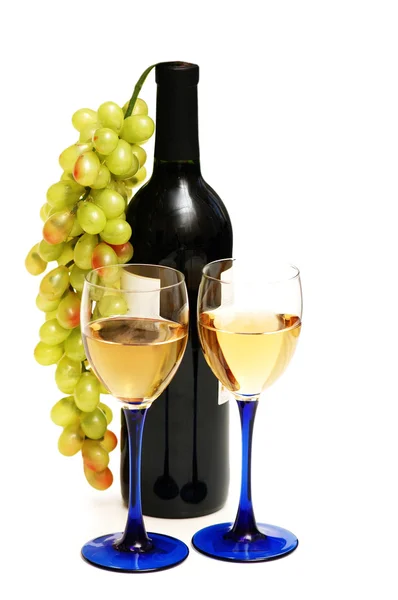 Два келихи вина, пляшки і виноград ізольовані на білому — стокове фото