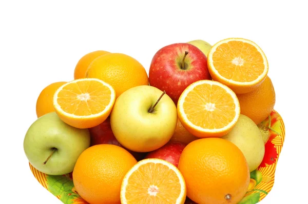 Jabłka i pomarańcze w zasobniku na białym tle — Zdjęcie stockowe