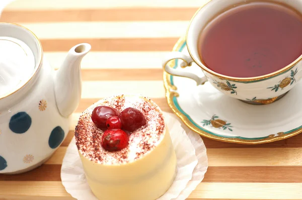Kopje van thee, cake van het fruit en pot - uitzicht vanaf de top — Stockfoto