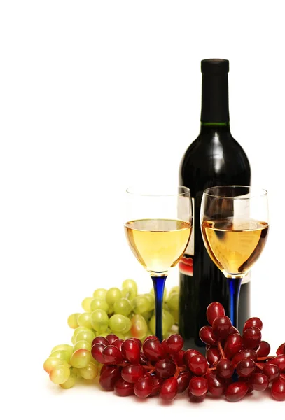 Два бокала вина, бутылки и винограда изолированы на белом — стоковое фото