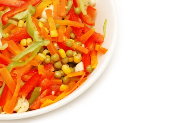Чаша салату зі свіжими овочами ізольовані на білому — стокове фото
