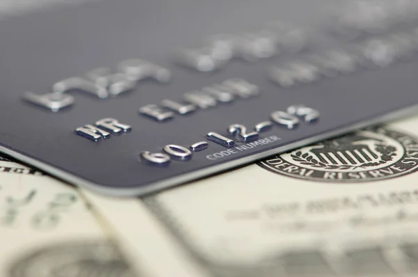 Πιστωτική κάρτα και δολάρια με ρηχό βάθος πεδίου — Φωτογραφία Αρχείου