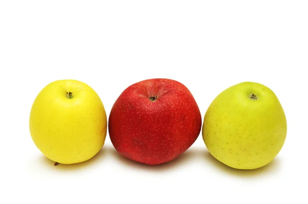 Beyaz arka plan üzerinde izole üç elma — Stok fotoğraf