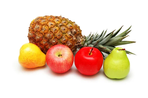 Jabłka, gruszki i ananasa na białym tle — Zdjęcie stockowe