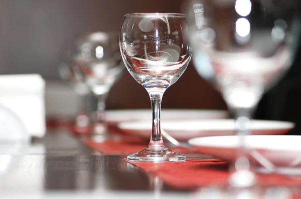 Sklenice na víno na stole - mělká hloubka pole — Stock fotografie