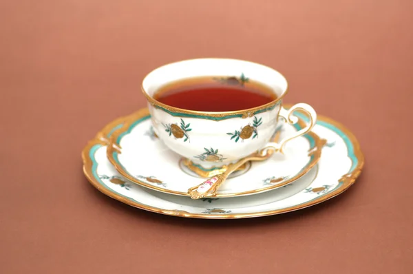 Tasse schwarzer Tee, Untertasse und Löffel — Stockfoto