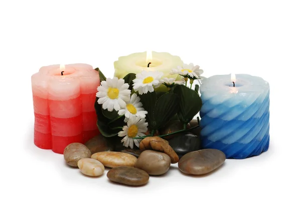 Kaarsen, steentjes en bloemen voor spa sessie — Stockfoto