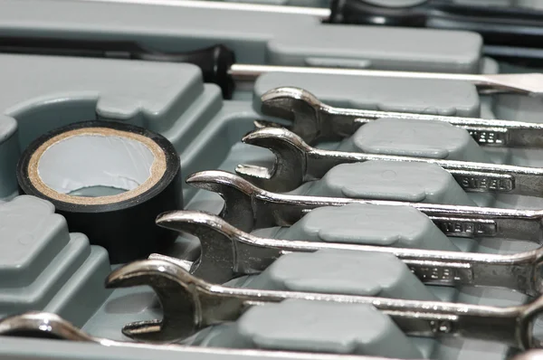 Verschiedene Metallschlüssel im Werkzeugkasten — Stockfoto