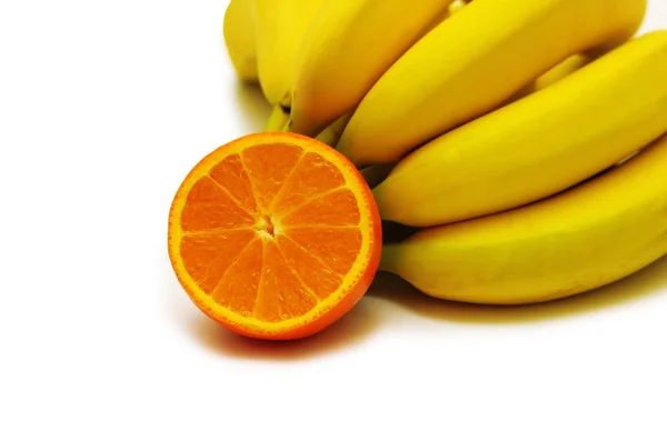 Bananenstrauß und Orange isoliert auf Weiß — Stockfoto