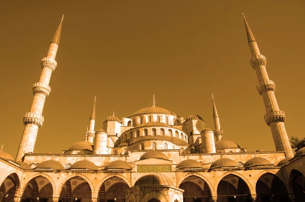 Moschee mit zwei Minaretten bei Sonnenuntergang - Istanbul — Stockfoto