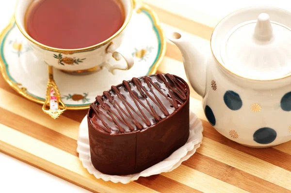 Torta al cioccolato, bollitore e una tazza di tè — Foto Stock