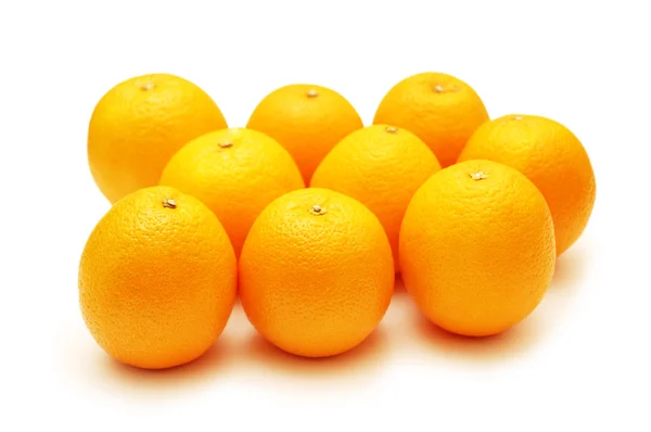 Sinaasappelen gerangschikt in rijen en geïsoleerd op wit — Stockfoto