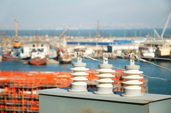 Villamosenergia ellátás és a tengeri kikötő a háttérben — Stock Fotó