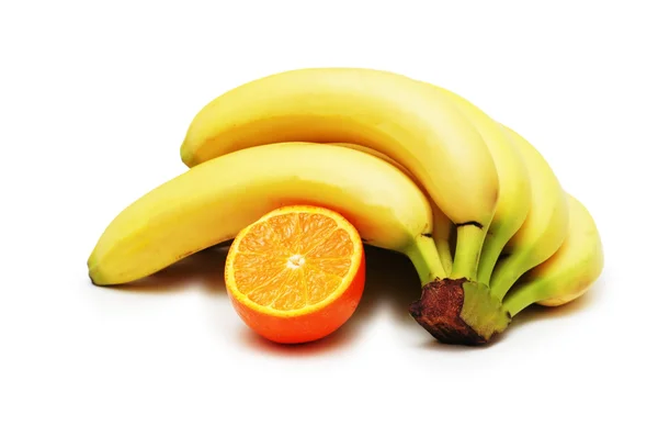Bananenbündel und Orange isoliert auf dem weißen — Stockfoto