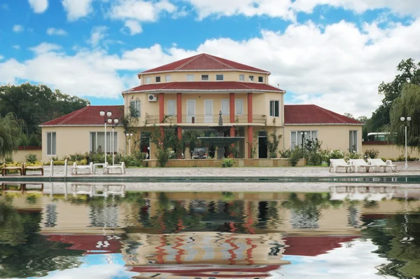 Große Villa und Schwimmbad im Sommer — Stockfoto
