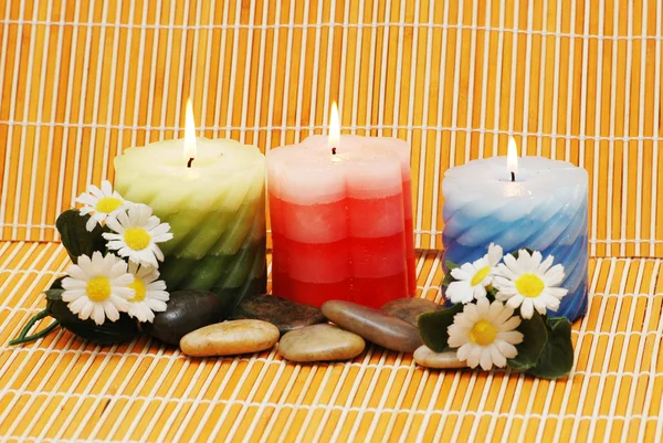 Kaarsen, bloemen en kiezels voor spa-behandeling — Stockfoto