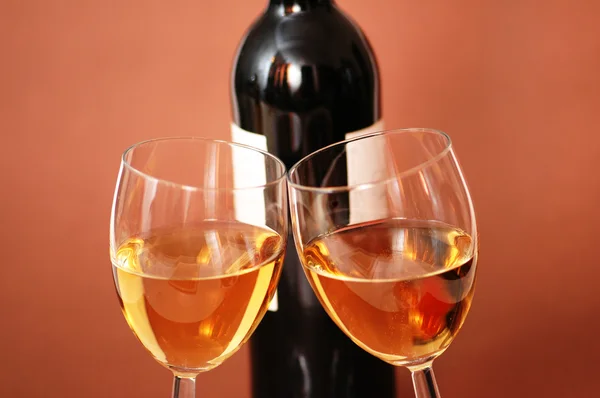 Dois copos de vinho e garrafa de vinho — Fotografia de Stock
