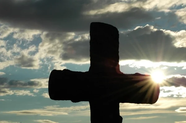 Silhouette of a cross against evening sun — Stock Photo, Image