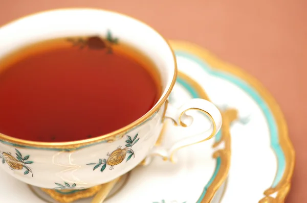 Xícara de chá preto no fundo do cerco — Fotografia de Stock