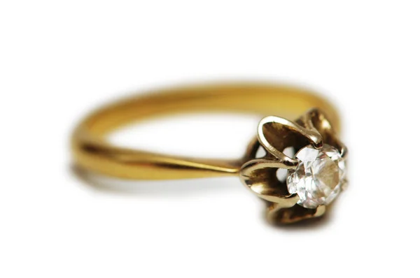 Золотое кольцо с драгоценным камнем на белом — стоковое фото