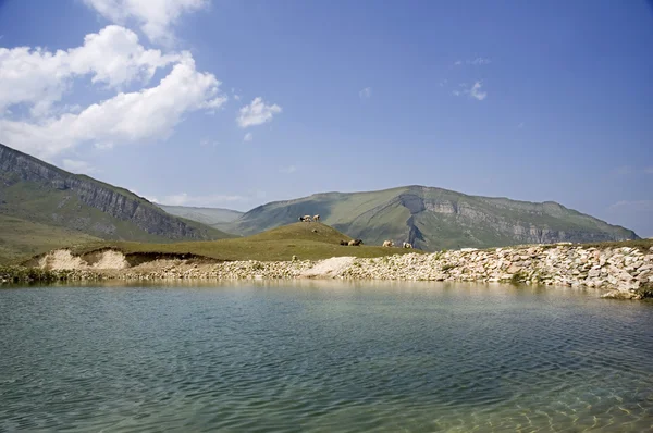 Krajina s jezerem, hory a modré nebe — Stock fotografie