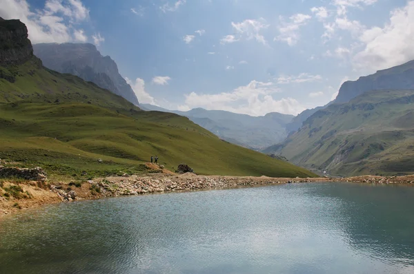 Landskap med sjö, berg och mulen himmel — Stockfoto