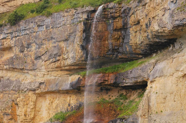 Καταρράκτη από ψηλά βράχια στην περιοχή suvar του Αζερμπαϊτζάν — Φωτογραφία Αρχείου