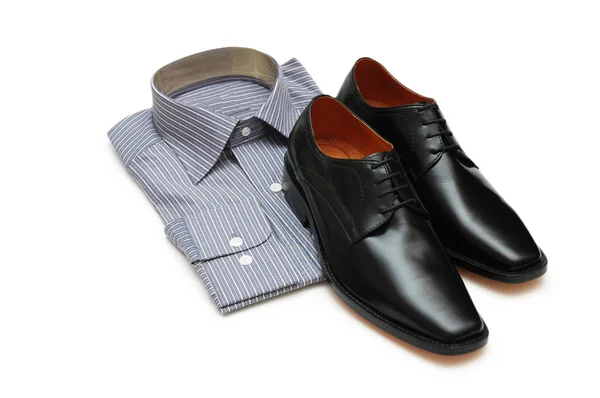 Paar zwarte schoenen en nieuwe shirt geïsoleerd op wit — Stockfoto