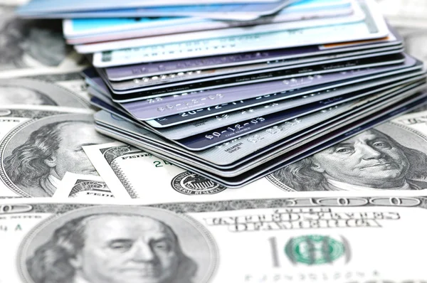 Stos kart kredytowych i banknotów dolara — Zdjęcie stockowe