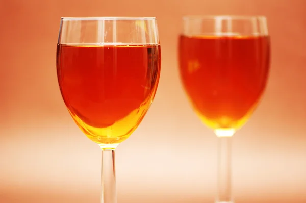 Dois copos de vinho sob a luz brilhante — Fotografia de Stock