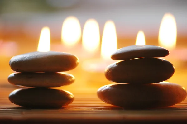 Упакованные камешки и ароматизированные свечи в темноте — стоковое фото