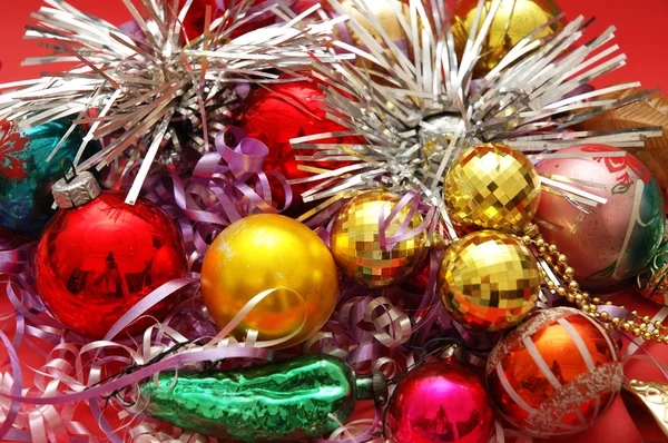 Varias decoraciones de Navidad en el fondo rojo —  Fotos de Stock