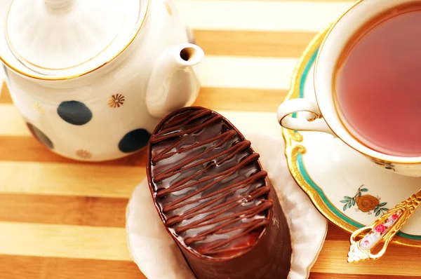 Xícara de chá, bolo de chocolate e panela vista do topo — Fotografia de Stock