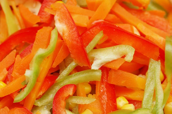 Achtergrond met geraspte rode en groene paprika 's — Stockfoto