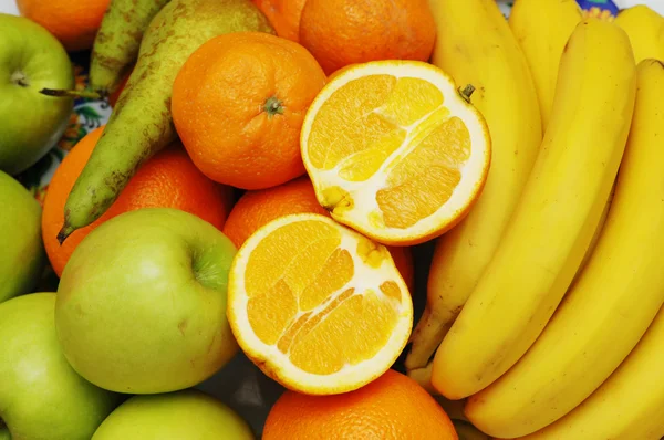 Äpfel, Orangen und Bananen am Marktstand — Stockfoto