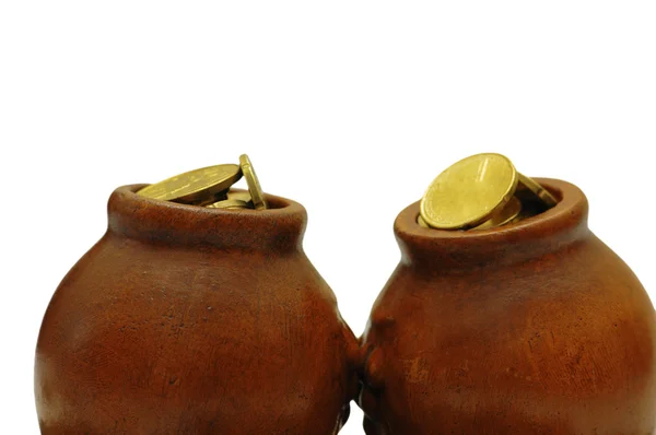 Due vasi di argilla con monete d'oro isolate su bianco — Foto Stock
