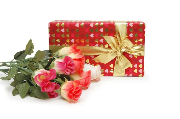 Συσκευασία δώρου και μπουκέτο λουλούδια που απομονώνονται σε λευκό — Φωτογραφία Αρχείου