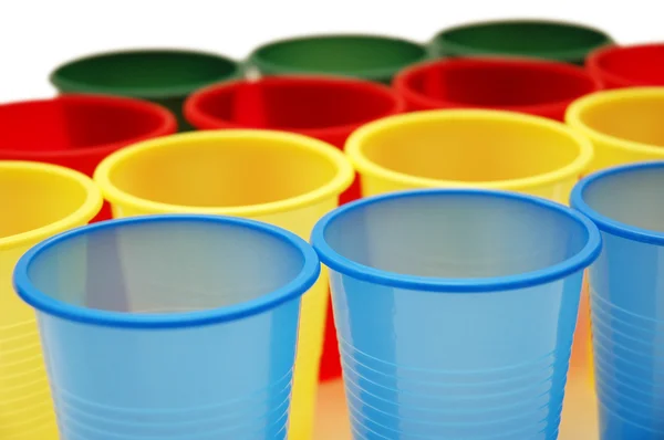 Пластикові чашки різних кольорів ізольовані на білому — стокове фото