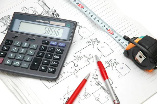 Desenhos de design, calculadora, canetas e fita métrica — Fotografia de Stock