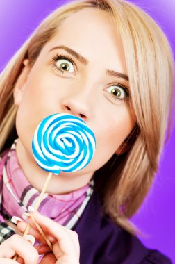 renkli bir arka plana dayanır lolipop kızla