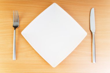 plaka üzerinde ahşap masa mutfak eşyaları